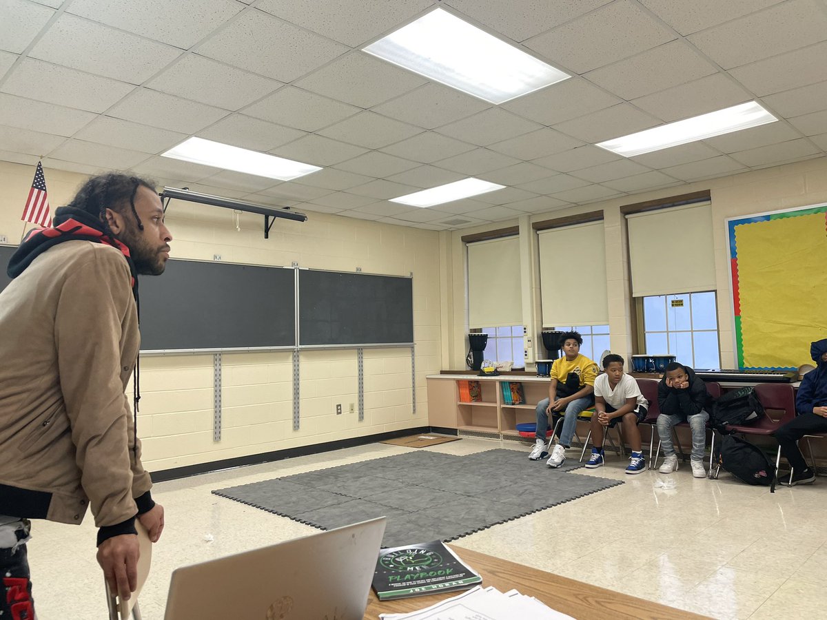 OasisSCSD's tweet photo. Building men program started! Thank you Mr. Troy, Mr. Q ,Mr. Leon, and Mr. Bradbury @OasisSCSD @SyracuseSchools https://t.co/QP2z39QZxe