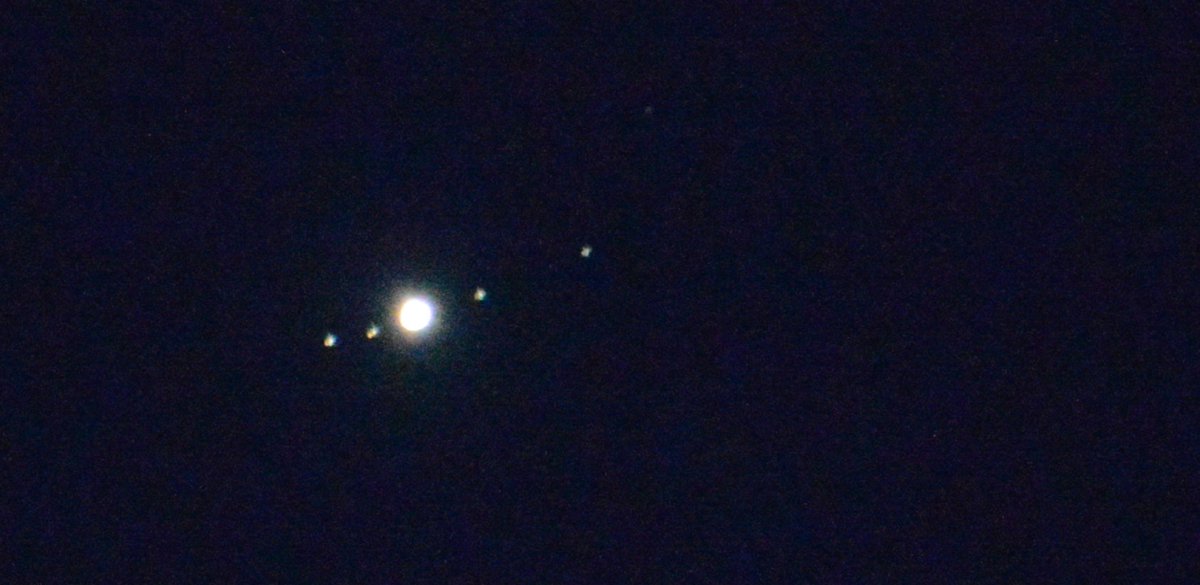 johan_klos's tweet photo. Goedenavond #Jupiter met 4 #manen en de #Vissen ernaast mooie helder nacht in #alblasserdam @waddensky_nl @phi48 weet niet of #uranus er ook op staat ??? @StadSterren #weerfoto https://t.co/aEJlhzUzNR