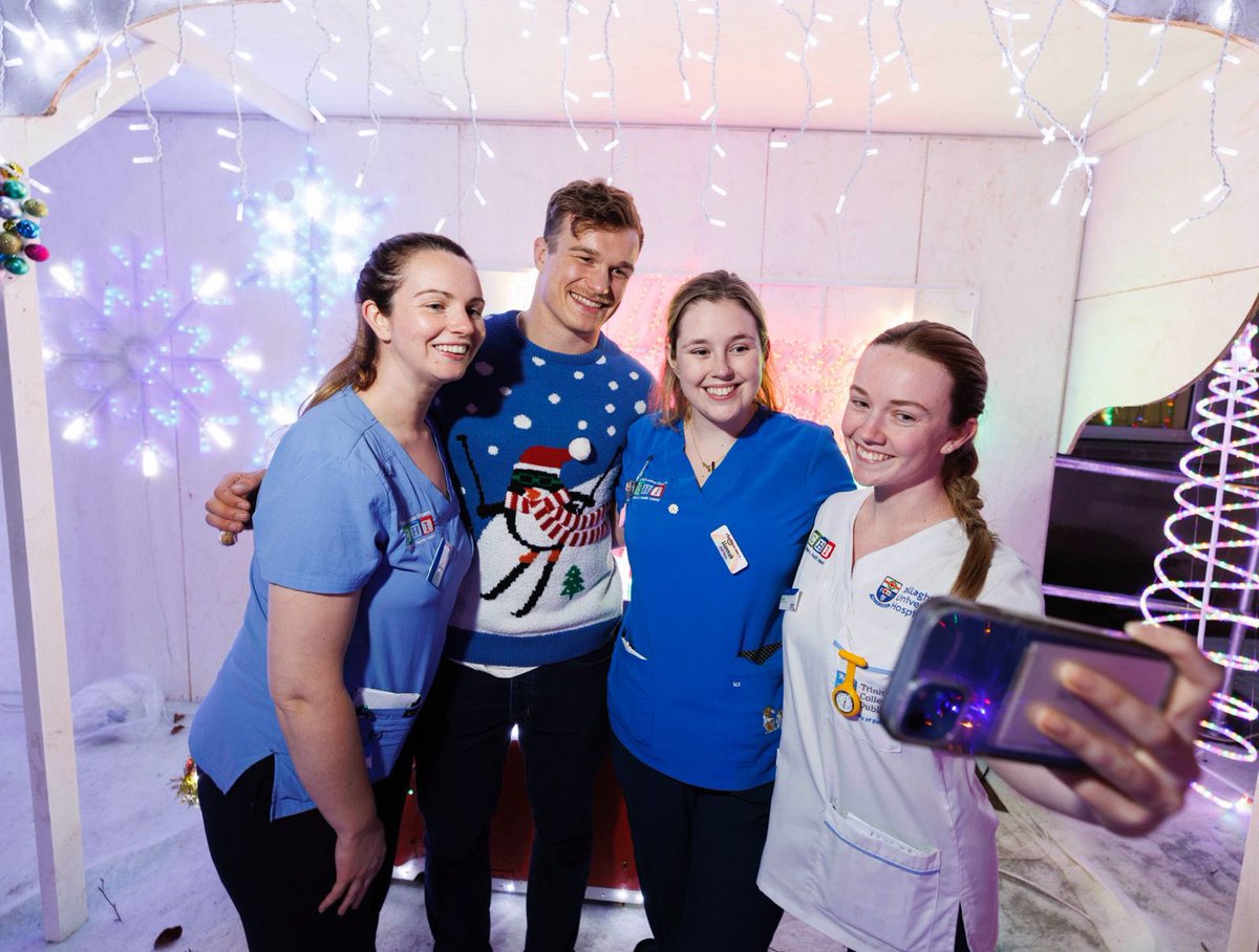 Christmas has officially begun in Children’s Health Ireland at Crumlin tonight 🎄🎅 Thank you to @CHFIreland for inviting their friend and Irish rugby star Josh van der Flier for helping our lovely patient Bobby with lighting up our hospital this evening 🌟