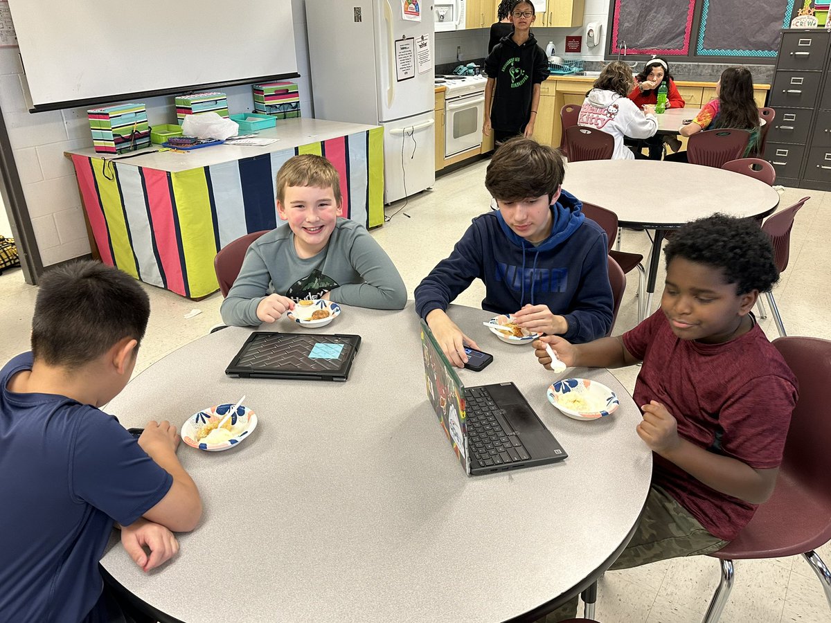 Students learning cooking and cleanup skills at <a href="/EdmsRavens/">edms_ravens</a> 😋 #oneccps