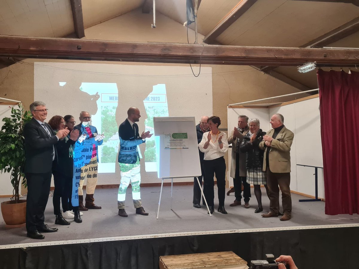 EBrussat's tweet photo. Pose de la 1ère Pierre au Lycée ISP @auvergnerhalpes de #Courpiere un lieu chargé d’histoire où le caractère architectural sera conservé tout en respectant les normes environnementales. #St Pierre ➡️vers l’excellence « Continuez à être ce que vous êtes » @laurentwauquiez https://t.co/XPMuBIJVDI
