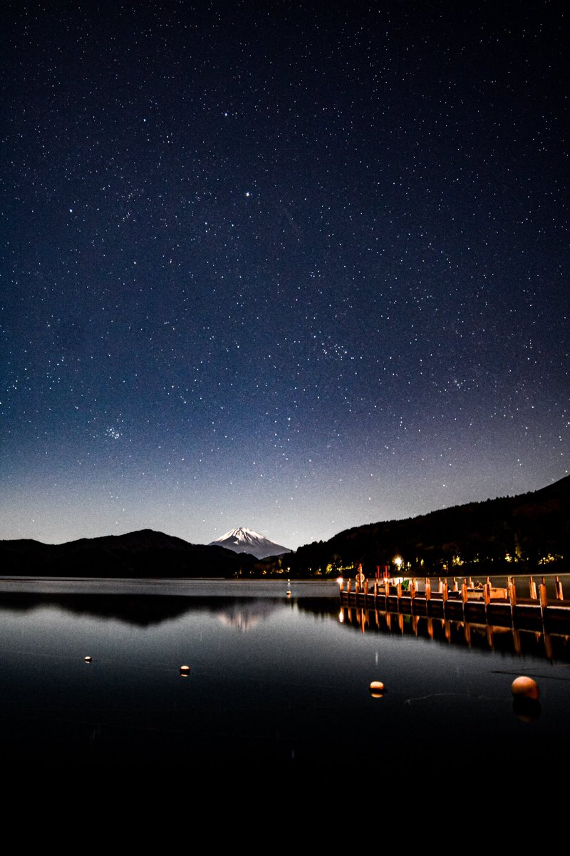 おはようございます✨

満点の星空に逆さ富士🌌
その日の芦ノ湖は寒かった…   🥶  ．

 #landscapephotography 
 #芦ノ湖  #富士山 
 #naturalphotography  #星景写真