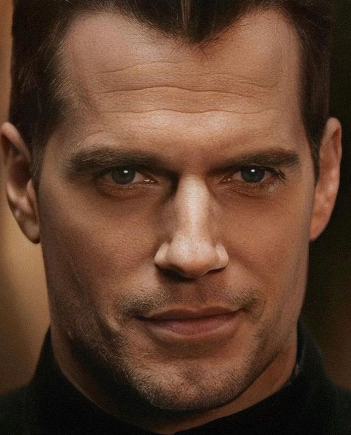 Caras  Henry Cavill apresenta a nova namorada