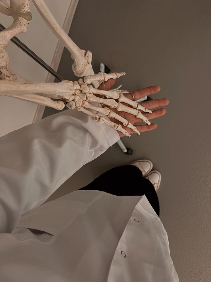 studyramona's tweet image. 🔎ꜝֶָ֢ ʾʾ: #studytwt #studytwtbr #booktwt 
rayssa| '02 
 -estudante baixa renda, vestibulanda de medicina
 -ela/dela, bi/pan 
- foco: enem &amp;amp; UFU
-🖤livros, ciência, música, política, filmes/séries e várias formas de arte...
↺/♡ =  MOOTS!!!!!!