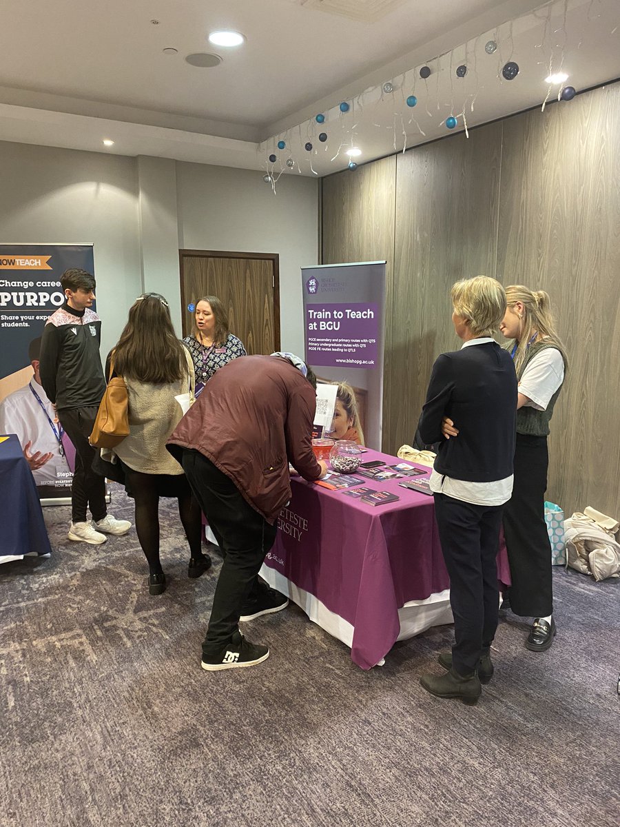 LEADTSHub's tweet photo. Great to meet so many aspiring teachers at the ‘Train to Teach’ event, which we hosted jointly with DRET Teaching School Hub this afternoon/evening. Thank you to everyone who supported the event @educationgovuk https://t.co/XXGekUKGEk