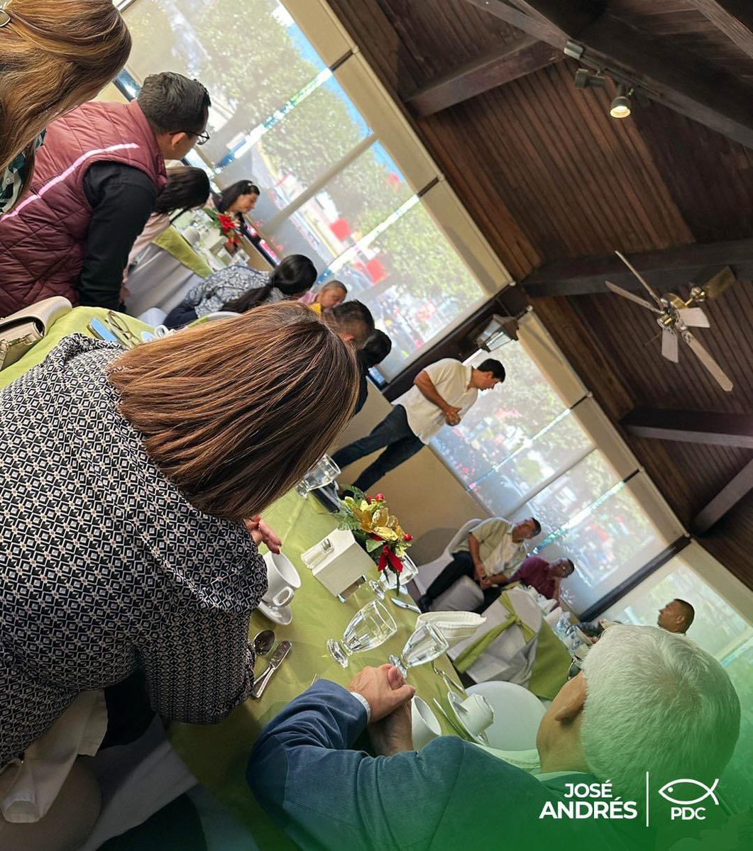 joseandreshsv's tweet photo. Esta mañana, en reconocimiento al Día del Pastor celebrado ayer, nos unimos para bendecir a aquellos hombres que sirven y difunden la palabra de Dios.
#JoseAndres10 #TuAlcalde10 #SSCentro #SanSalvadorCentro https://t.co/ho7JF6z4Z2