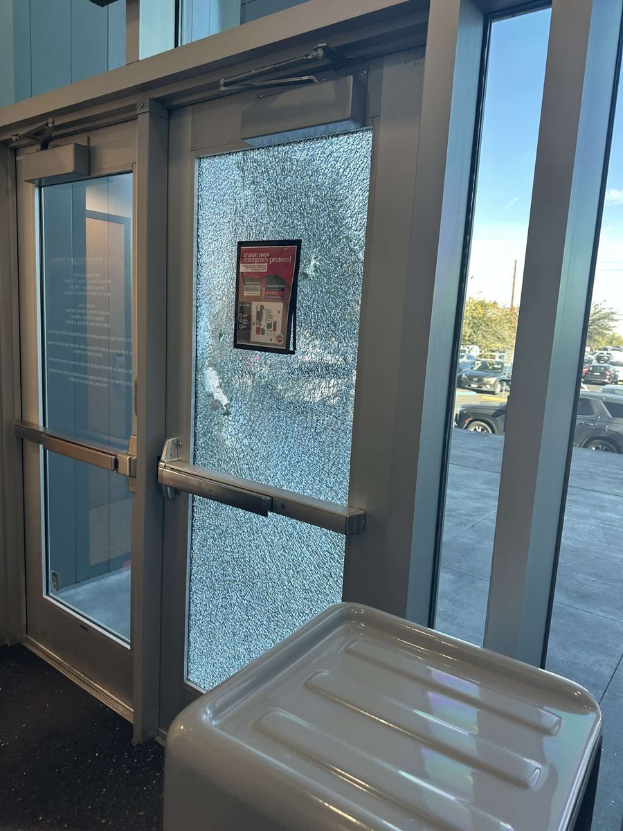 Raw_Reporting's tweet photo. At the University of Las Vegas, a student inside the Student Union witnessed a window being shattered by a bullet

#UNLV #LasVegas #ActiveShooter https://t.co/orLWPJ2VL8