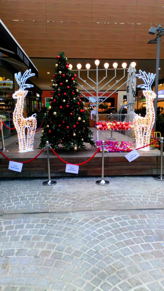 Fier de ma belle ville d'#Ashdod où, chaque année, juifs et chrétiens fêtent #Noël et #Hanukka ensemble.