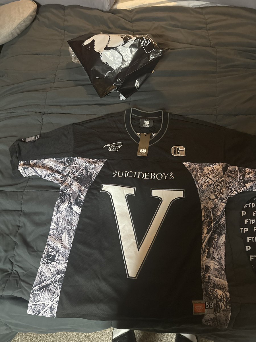 NoOneLikes_Naro's tweet photo. @SUICIDEBOYS @G59RECORDS Anyone want this wrong size for me https://t.co/FpE7AznyEi