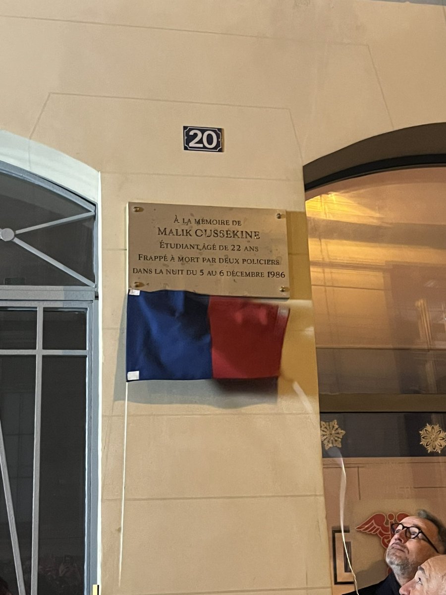 aminataniakate's tweet photo. Dévoilement ce soir à Paris 6e d’une nouvelle plaque surélevée (anciennement sur le trottoir) rendant hommage à Malik #OUSSEKINE, à l’endroit même où ce jeune étudiant de 22 ans, victime de racisme, avait été frappé à mort par 2 policiers alors qu’il sortait d’un concert de jazz. https://t.co/ep8ElqfhjG
