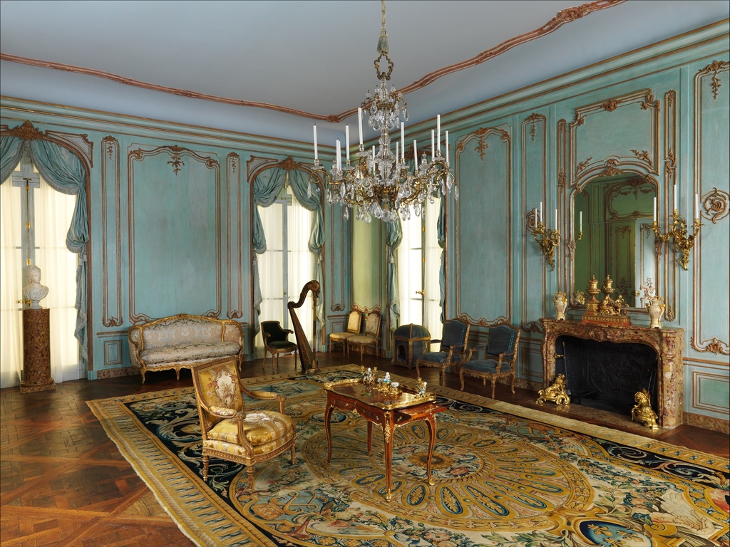 AntiquesMag's tweet photo. Did you know that King Louis XIV commissioned a suite of ninety-three carpets to cover the 1440-foot-long Grande Galerie at the Louvre (then a palace)? These carpets are the subject of this week's #CuriousObjects podcast episode.
Listen now at https://t.co/OjLkDpgwCo https://t.co/YXCokwQWxg
