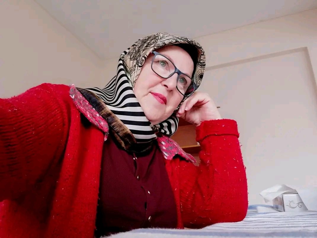 Hayatın başında öğrenmem gerekenleri çok geç öğrendim belki...

Dağ ile uğraş bağ olur,
Taş ile uğraş heykel olur
Tahtayla uğraş tabak olur hiç bir şey olmasa yanar ateş olur.

Ama insanla uğraşma
Olsa olsa sana dert olur tasa olur
Vebal olur günah olur
İnsan bu olur da olur...