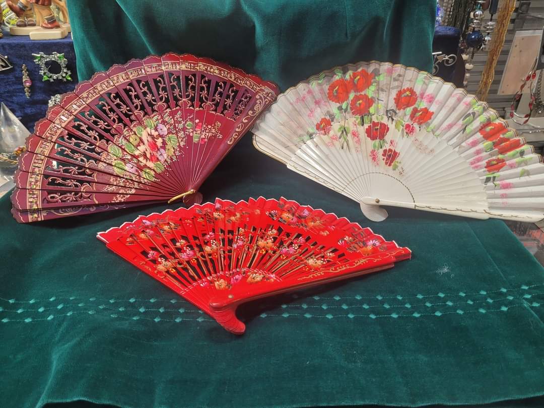 CollectCurios's tweet photo. Some very pretty folding fans at the Collectable Curios stalls in St George's Market. Did you know in Japan folding fans represent a symbol of good luck!
info@collectablecurios.co.uk
#HandFans #FoldingFans #GoodLuck #VoucherCode #ChristmasSale
#StGeorgesMarketBelfast https://t.co/Ypj5Guvfi5
