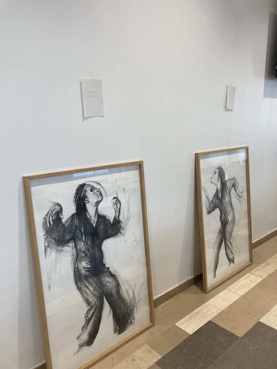En cours de montage…. Emulation depuis hier à la DAAC de Lyon avec l’accrochage de magnifiques estampes prêtées par l’URDLA dans les salles de réunion du rectorat ! Une exposition à découvrir prochainement…