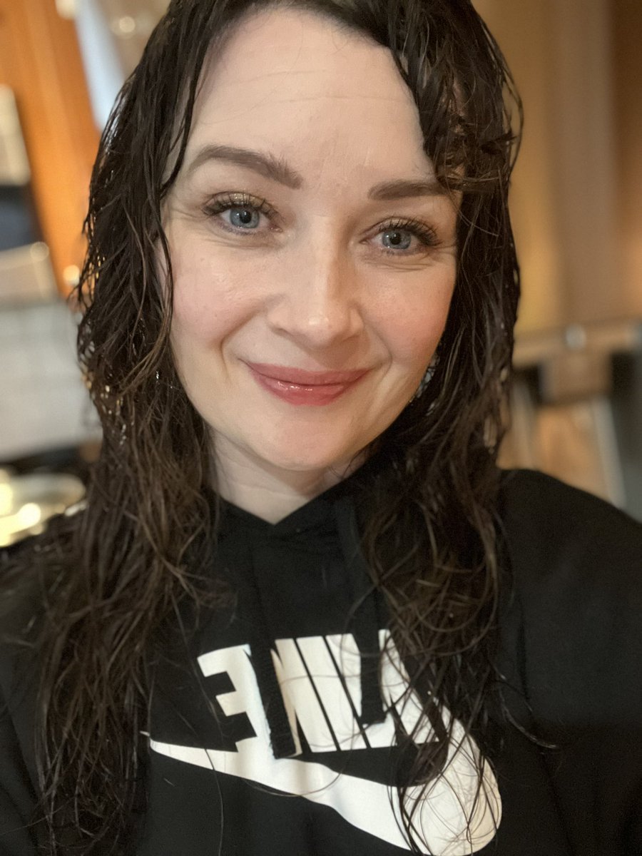 Hey hi it me. This is me most of the time. A little frazzled, a little sad, &amp; a lot restless. 

In a ‘duck your head and do the work’ season of my life &amp; it’s not exciting or particularly interesting. But I’m laying the foundation for something good. 

If u feel stuck I see u 💕