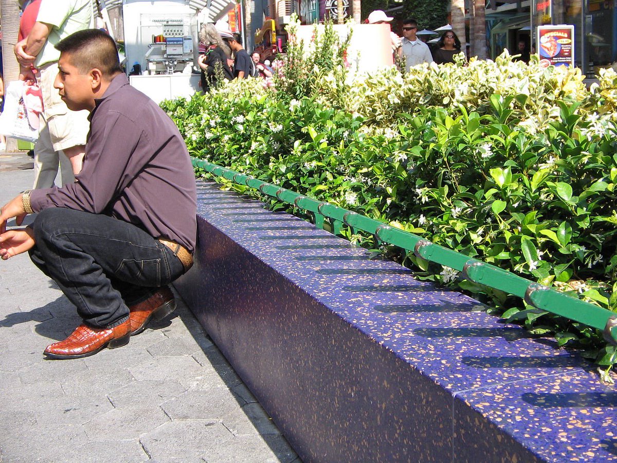 JessieWeasley75's tweet image. #Hostilearchitecture is all over American cities and states. It is abusive towards homeless people, disabled people, and skateboarders. It’s disgusting and it shows how much the government doesn’t care about people at all. Hostile architecture has no place in our community. These…