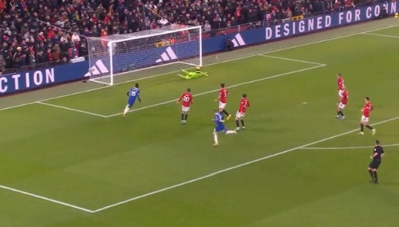 #Palmer’s goal highlights an issue in #Onana’s game!

Even on slow shots he often fails to make a horizontal step pre-dive!

Yes the shot is in the corner but it’s low speed means our model at goalkeeper.com finds it’s saved 81% of the time by an avg #PremierLeague GK!