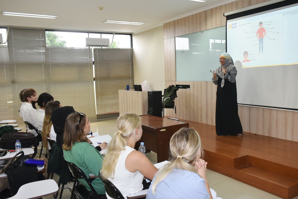 Mari belajar #Bahasaindonesia Day 3 activity on learning Bahasa Indonesia untuk Penutur Asing (BIPA) by Lembaga Bahasa International @univ_indonesia #newcolomboplan #QUT #NCP2023 #QUTHealth #QUTPHSW