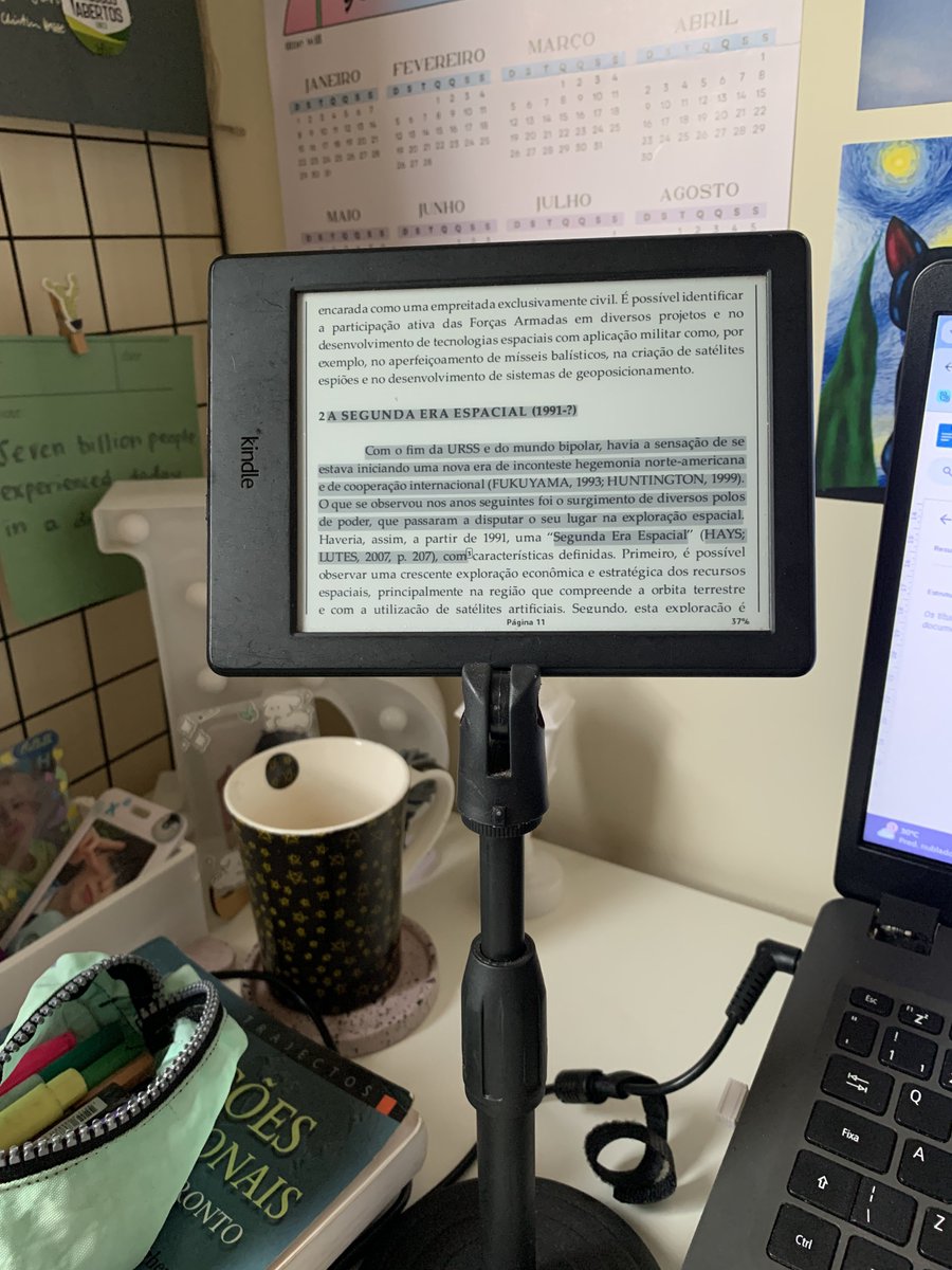 CHERRYICKY's tweet photo. agora além de servir de apoio pro meu headset meu tripé de gravar toktok tbm serve de apoio de kindle #eulacro https://t.co/3acqM52PLe