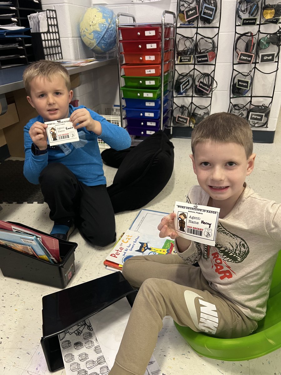 MrsTeetsDIS's tweet photo. Check out these word detectives! They’re so proud of earning their badges! 🕵🏻🔎 ⁦@Discovery_elem⁩ https://t.co/EtbIL9PmEa