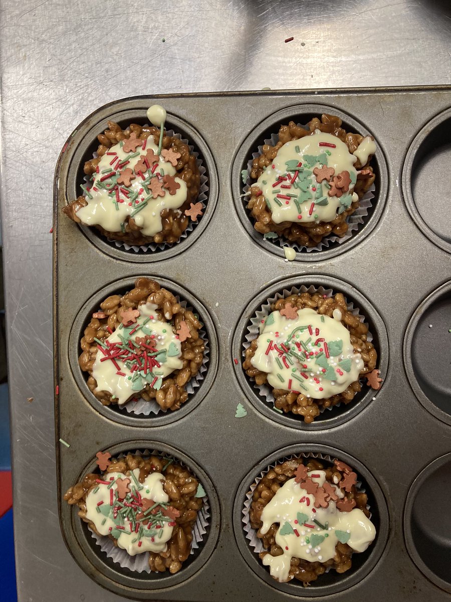 We made #pixieboots and #christmaspuddingcakes tonight - happy Christmas from all of us ❄️🎄@garstanguiding @LancsNW <a href="/Girlguiding_NWE/">Girlguiding North West England</a>
