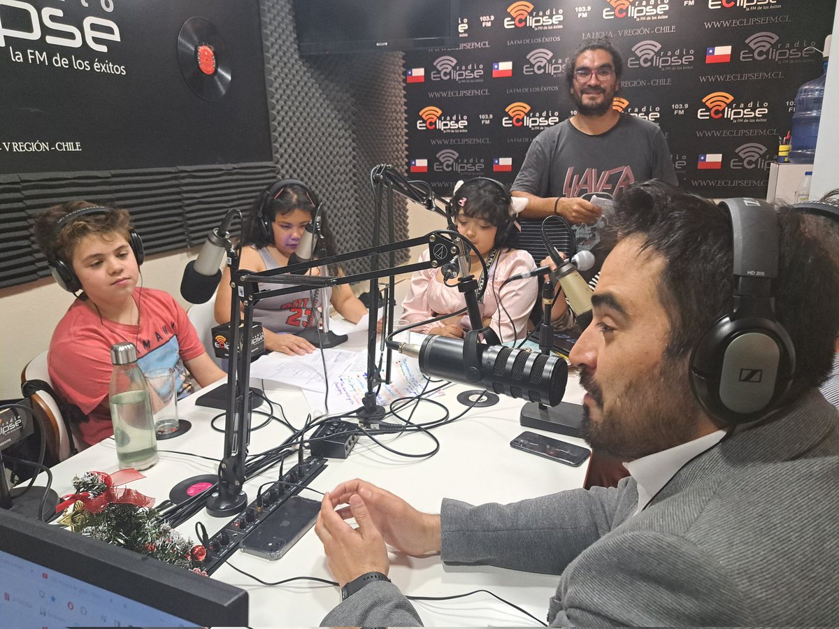 JunaebValpo's tweet photo. Director regional de @JunaebValpo participó de entrevista en programa la juguera radio Kids @cecrealaligua junto a estudiantes de la comuna de La Ligua #radioeclipse https://t.co/Skwvkmb6TU