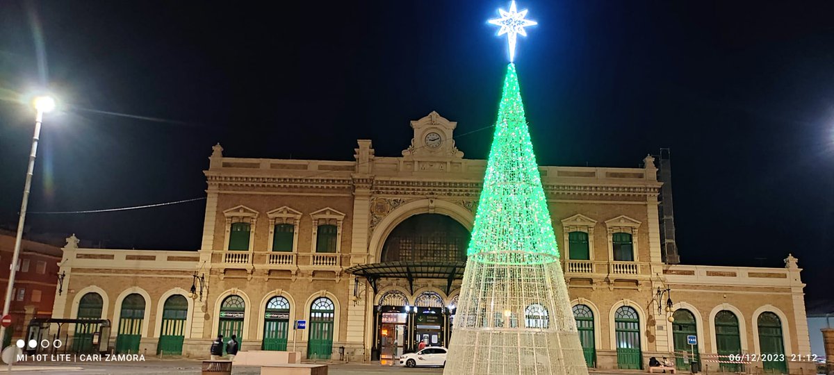 Por segundo año consecutivo, ponen en La Estación medio árbol apagado. El año próximo esperemos se ahorren el otro medio. Qué pena..!!🙆