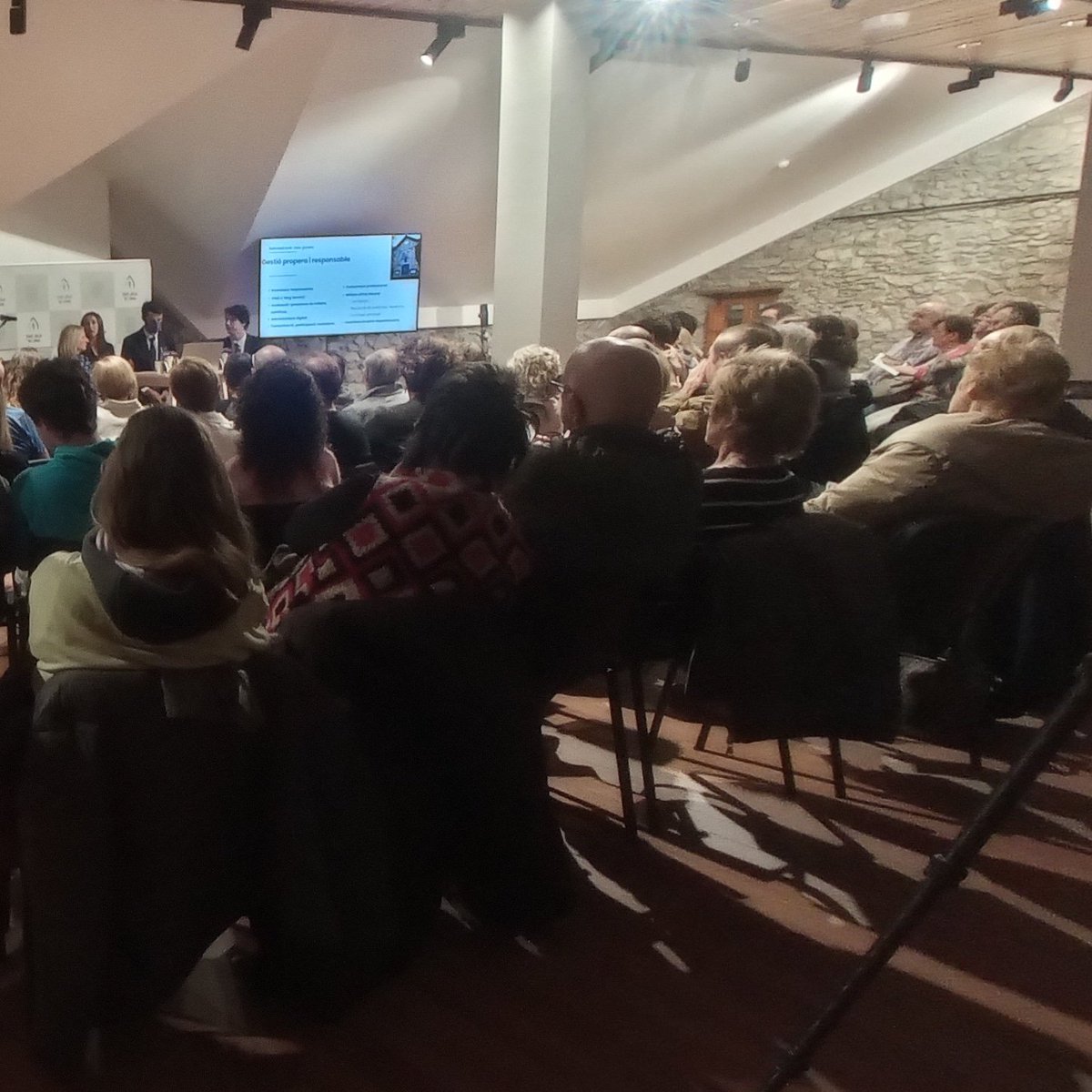 Desperta Laurèdia ha presentat aquesta nit el seu programa electoral a la Sala Sergi Mas que avui estava abarrotada! Han transmès il·lusió i confiança entre el públic assistent, que desitja un canvi tan necessari com urgent! Ara més que mai, és el moment de fer-ho possible!