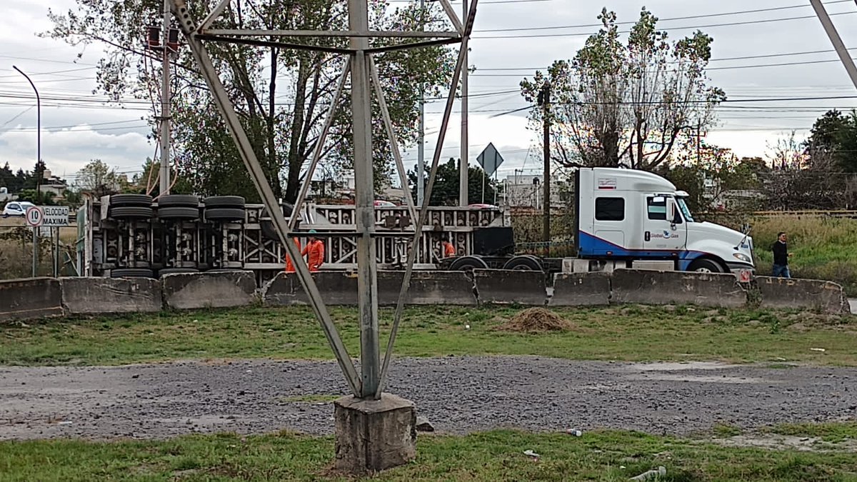 Noe04730648's tweet photo. Precaución por el camino de terracería a Neo mexicana, Xoxtla, Puebla, se acaba de voltear un contenedor de gas natural y presenta fuga, es de la propiedad de Global Gas https://t.co/9UnXAjZoIR