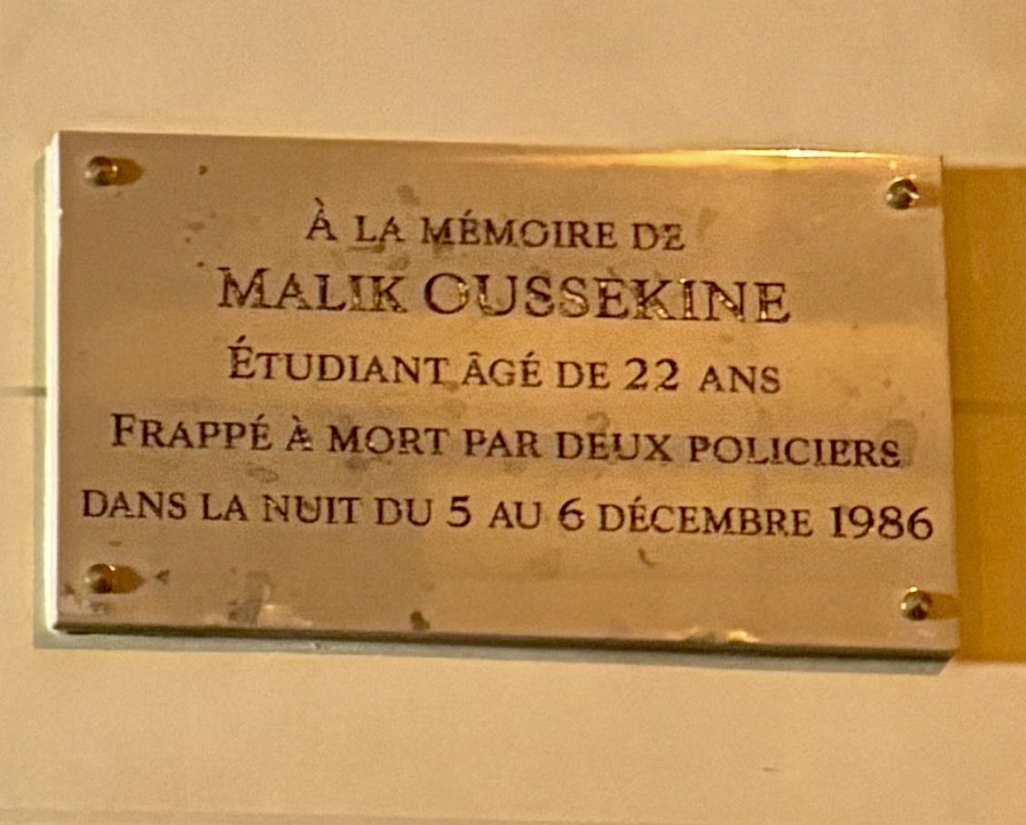 Le 6 décembre 1986, Malik Oussekine était tué par 2 policiers dans un hall d’immeuble en marge d’une manifestation contre le projet de loi Devaquet. 37 ans plus tard, le racisme systémique et les violences policières se poursuivent. Nous ne lâcherons rien.