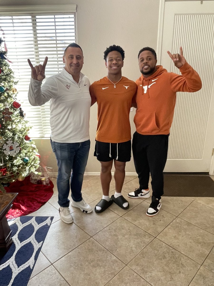 christian6clark's tweet photo. At the crib 🏠🤘🏾#HookEm @coachchoice @CoachSark https://t.co/ICLnhxW9fQ