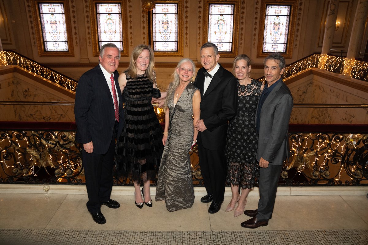 bethshubinstein's tweet photo. Great night celebrating this past weekend with my HSS friends and colleagues at the Metropolitan Club NYC!
@HSpecialSurgery #celebration #Metropolitanclub #holidayseason https://t.co/ZNMEWhxRtb