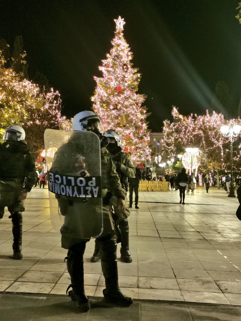 QC_Cerezuela's tweet photo. 🇬🇷 6.12.23. Se cumplen 15 años del asesinato del adolescente Alexis #Grigoropoulos a manos de la policía. Fue un revulsivo para todo el país y cada año se le recuerda. Por cierto, el policía que lo asesinó NO está en la cárcel. Manis de la mañana y la tarde. https://t.co/o2VxkspY0d