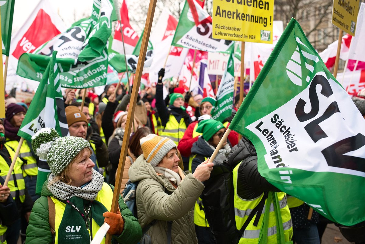ProtestFotoDD's tweet photo. Die dritte Tarif- und Besoldungsrunde im öffentlichen Dienst der Länder beginnt am 7. Dezember. Tags zuvor streikten tausende Lehrer:innen, studentische und wissenschaftliche Hilfskräfte und viele weitere Berufsgruppen vor dem sächsischen Finanzministerium in #Dresden #dd0612 https://t.co/LNatZqDukO