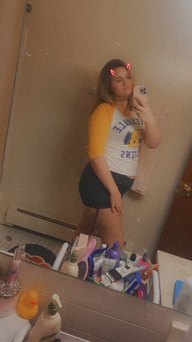 I&rsquo;ll be on MFC in a few minutes 💗 avery_doll https://t.co/RNHK03sCEu