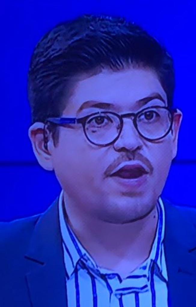 KittyPerucha's tweet photo. Todo bien con la cobertura de la excarcelación de Alberto Fujimori, pero ese periodista de @Latina_Noticias se ve ridículo con el plumón que se ha pasado en el bigote. #fujimorilibertad #fujimorismo #Kenji #keiko #esnoticiaahora https://t.co/VHY7b6lDVv