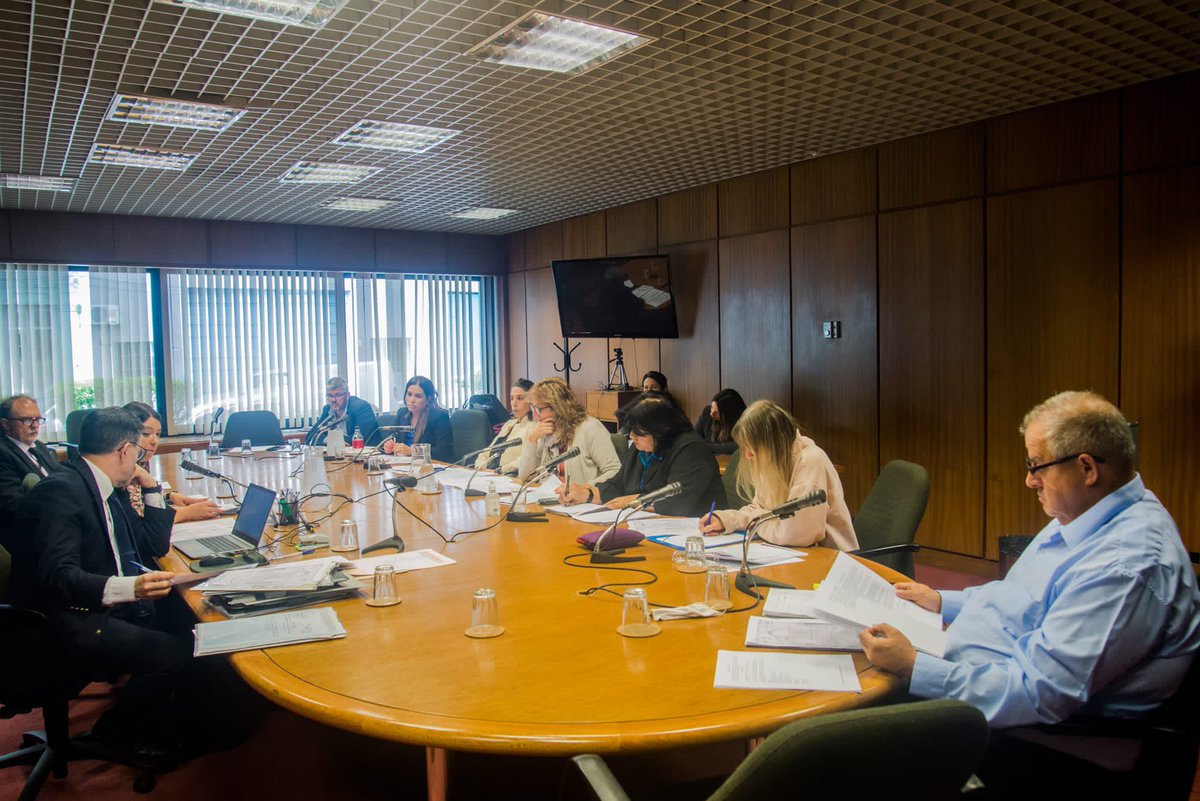 MarcosUrcelay's tweet photo. En el día de hoy tratamos el proyecto “Reporte, sistematización y transparencia de los datos sobre la Brecha Salarial de Género” 
Tuvimos un intercambio muy favorecedor donde también planteamos sugerencias que hicieron desde el Instituto Nacional de Mujeres. https://t.co/dlkDi5GyyZ