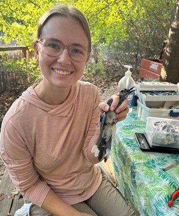 _brookeprater's tweet photo. Life update: my job is to hold birds!🐦

In August, I started my graduate position at @UNTsocial studying wintering American Kestrels with Dr. James Bednarz. 

I can't believe my first semester is almost over, but that just means it's field season time❄️🦅 https://t.co/YZSxtaib1u