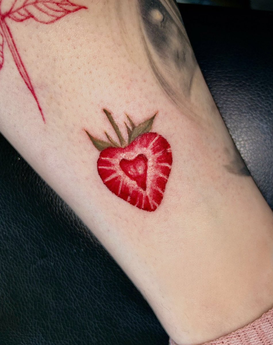 fabirjc2's tweet photo. tatwages q yo hice 🖤🧸 https://t.co/eOgk8dfmlR