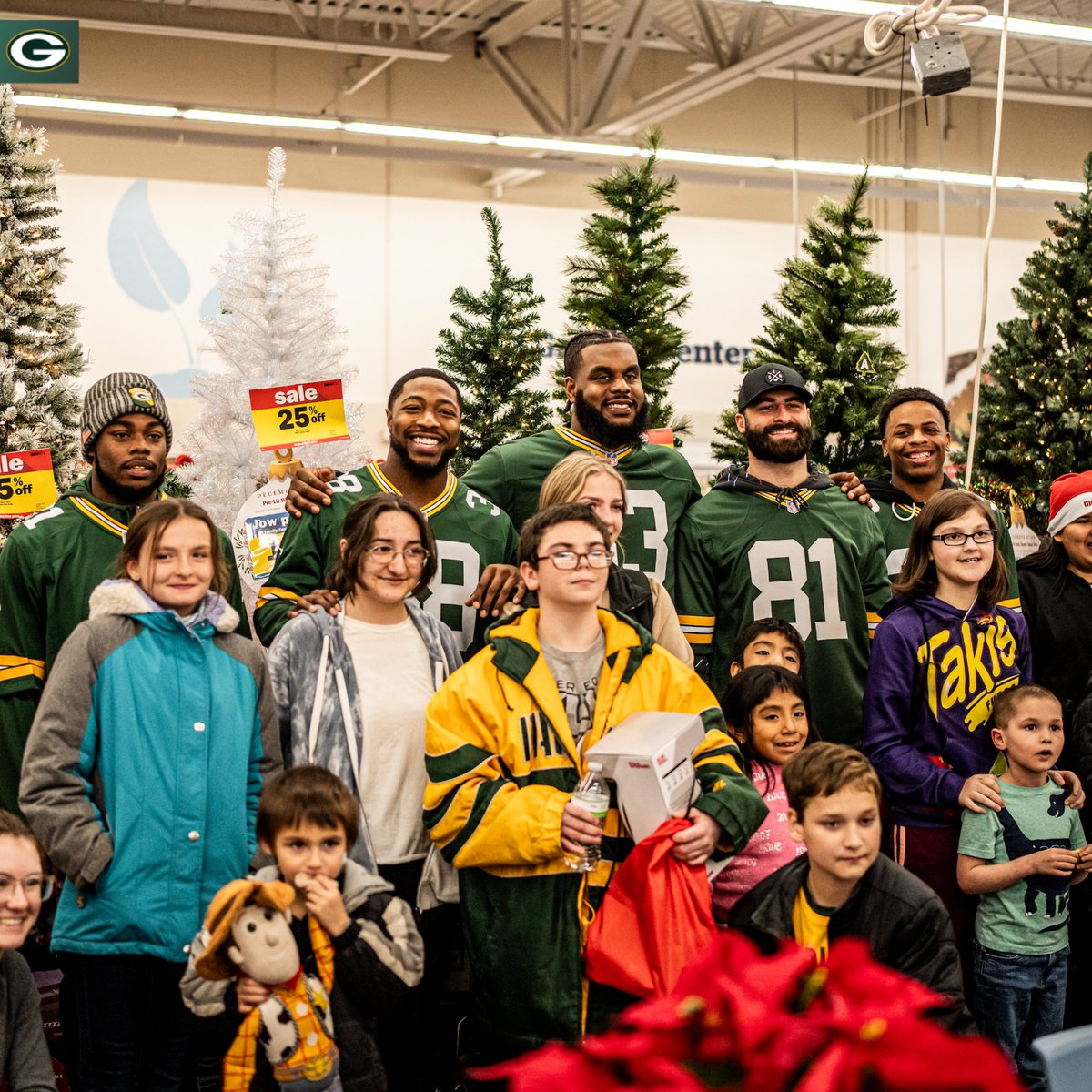 packers's tweet photo. .@JosiahD5, @anthon21johnson, @ellism_2, @Cin5oTre3, &amp; @1kEmanuelWilson spent time at @meijer with the Pals Program, &amp; did some early Christmas shopping. 🎄

📸: https://t.co/HFKxd4qS3t

#PackersGiveBack | #GoPackGo https://t.co/gqsUkbClLV