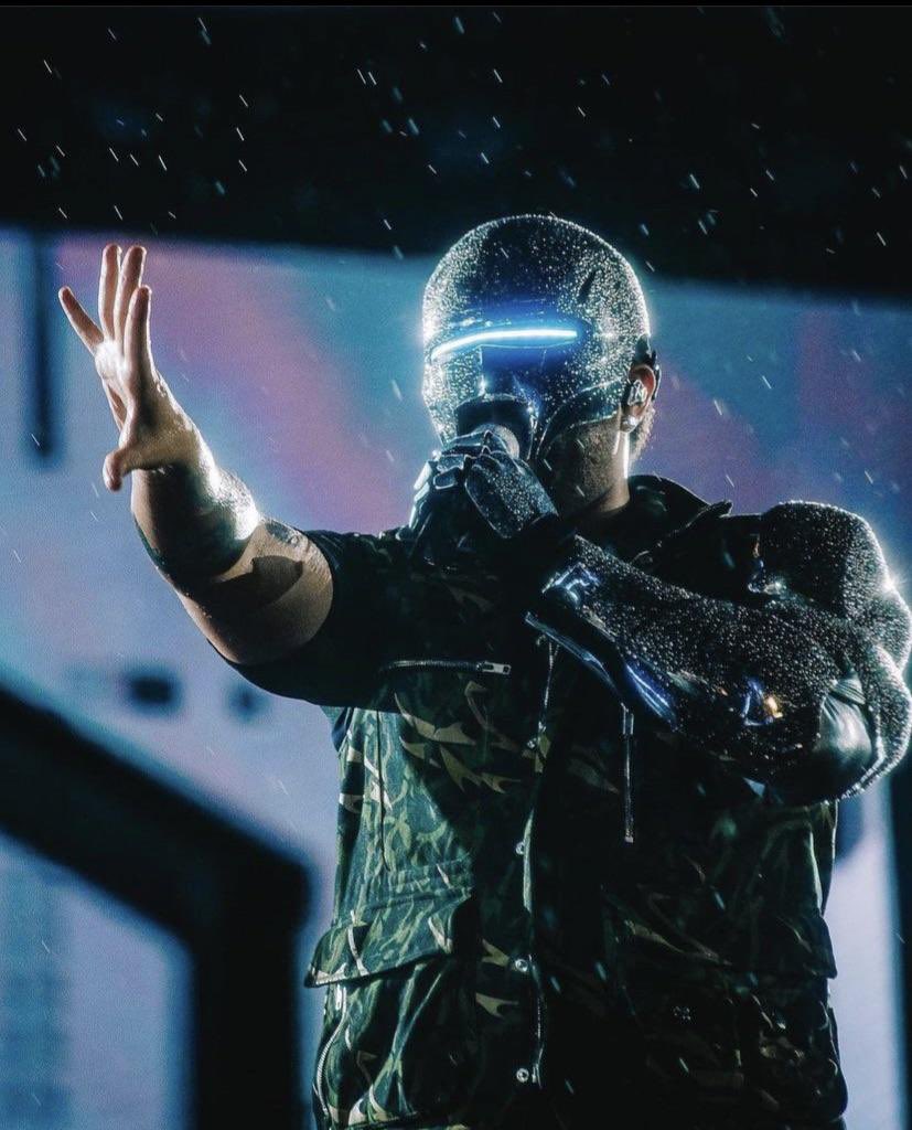 PeachixMelon's tweet photo. @theweeknd @FortniteGame @FNFestival WILL WE EVER GET THE 3RD LEG OUTFIT AND TEDROS AS A SKIN?!?!? https://t.co/aQn0WM9H91