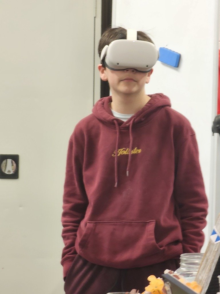GMSEagles's tweet photo. 8th grade English classes had the opportunity to use the Oculus virtual reality devices to explore the Anne Frank House in Amsterdam! https://t.co/I88QVyPnWh