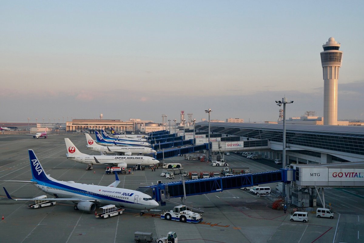 Centrairairport's tweet photo. おはようございます。セントレアスカイデッキなう。今日の天気は晴れ。最高気温は16℃の予報です。暖かくなりますね。スカイデッキからは朝日に照らされた管制塔が輝いていました。今日も一日よろしくお願いします。 https://t.co/65sTjVVocH