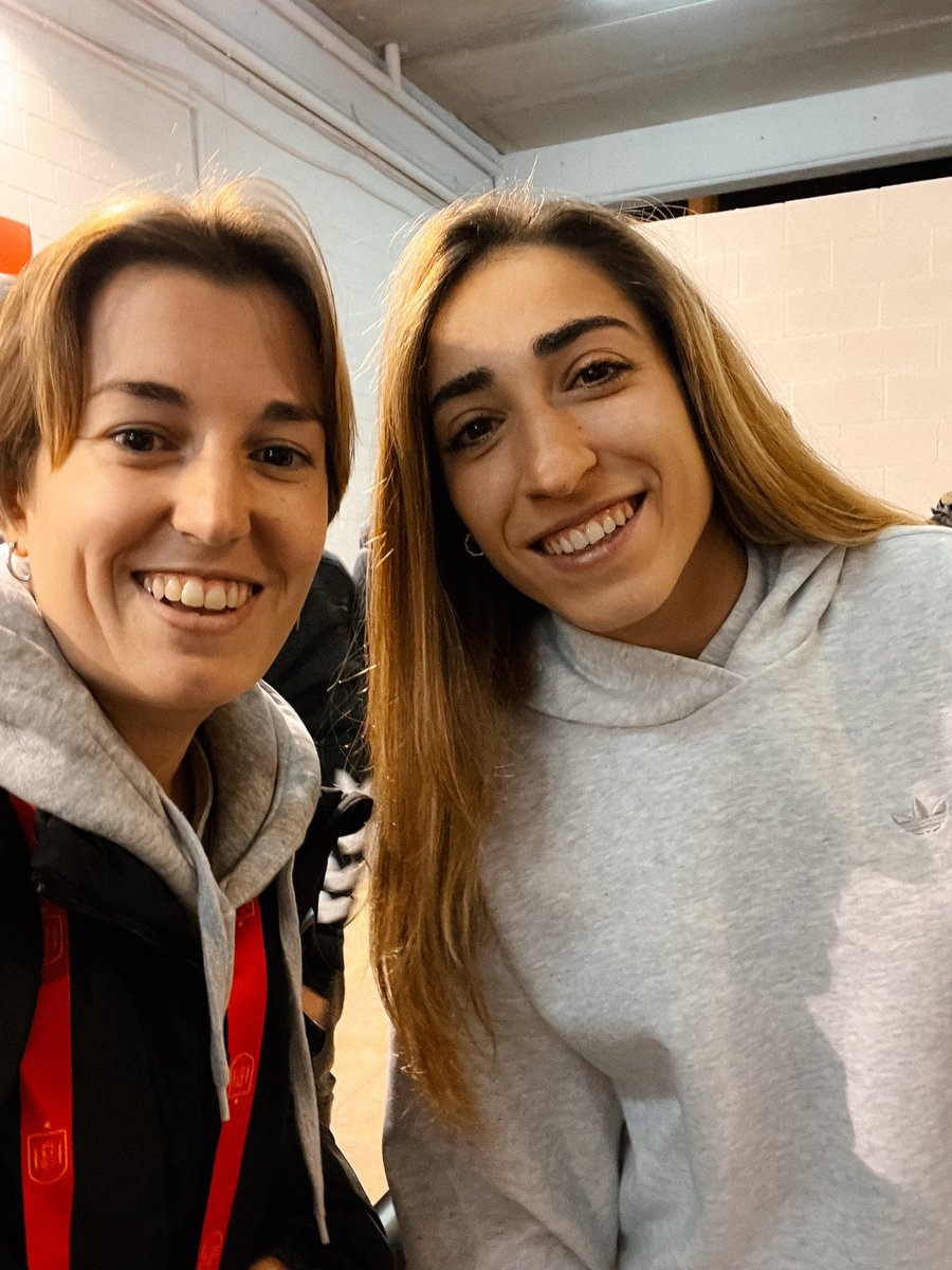 AnabelMarin's tweet photo. Ayer fotografié a la selección española y tuve la suerte de estar con las jugadoras. Mi niña interior acaba de cumplir un sueño ✨

Tengo el mejor trabajo del mundo 📸❤️‍🩹 https://t.co/u45bX0iNPT