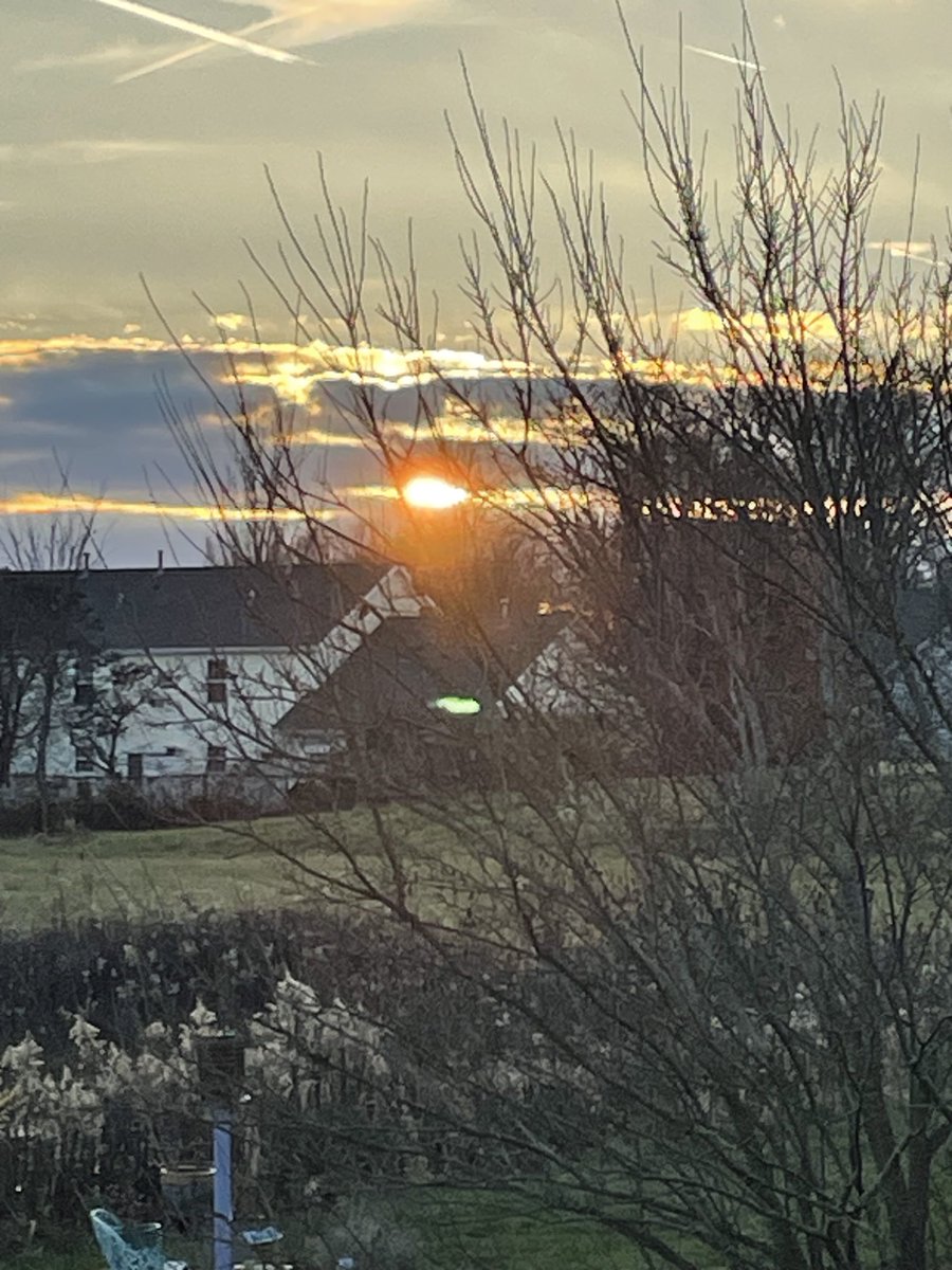 outmybackdoor7's tweet photo. Anyone for a sun sandwich? Photo by me! #sun #sandwich #clouds #nature #outdoors #grayclouds #sunspot #sunsetphotography #ohio #piercing #reflections #mood #sunshine #yellow #outmybackdoorbydenise #midwest https://t.co/hCWvx6cmAx