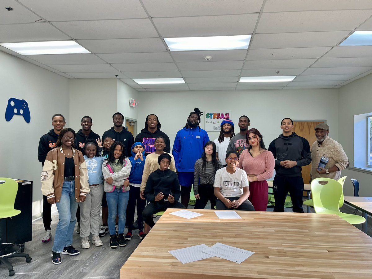 The Y's Youth &amp; Teen Center enhances, protects, and nurtures youth development. Had a great time playing games and decorating cards with these kids <a href="/NCFYMCA/">NCF YMCA</a>  .Consider volunteering today! <a href="/Fl_Victorious/">Florida Victorious</a> #FVFoundation
