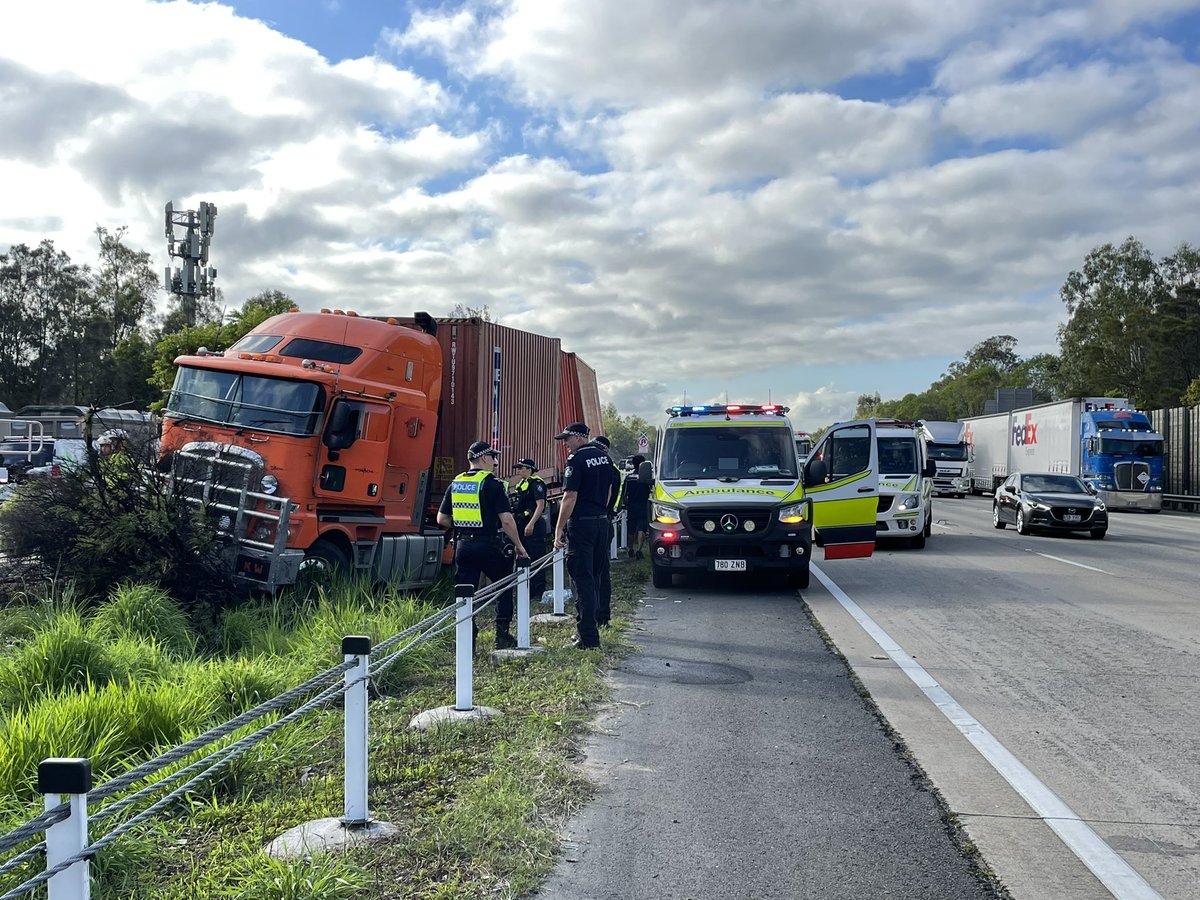 MarkHanrahan9's tweet photo. Major delays north &amp; southbound on M1 just south of Helensvale (Gold Coast). A Semi-Trailer has crashed around 6am, fortunately no other vehicles involved. @9NewsGoldCoast https://t.co/vso1xQfN2x