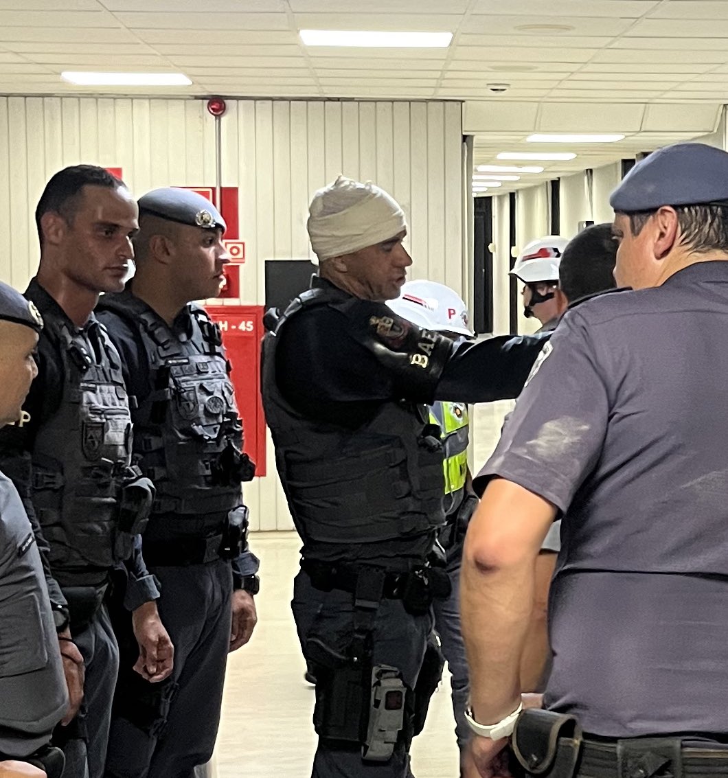 ESQUERDA ASSASSINA! 

Essa imagem é de um dos policiais responsáveis pela segurança da ALESP que, tentando conter o avanço criminoso de esquerdistas que invadiam a galeria, foi alvo de uma pedrada na cabeça. 

Empurraram policiais contra o vidro da galeria, avançaram contra os