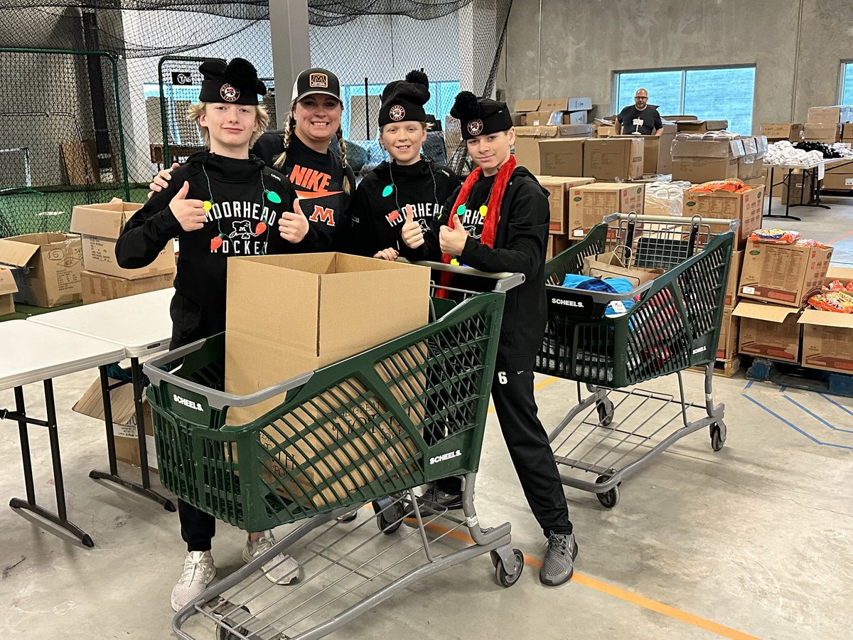 MoorheadPWA's tweet photo. The team spent time together this morning packing boxes @greatnorthpole ! They had a blast volunteering for a great cause! #gospuds @MHDHockeyHub https://t.co/JFRsgf3HSp