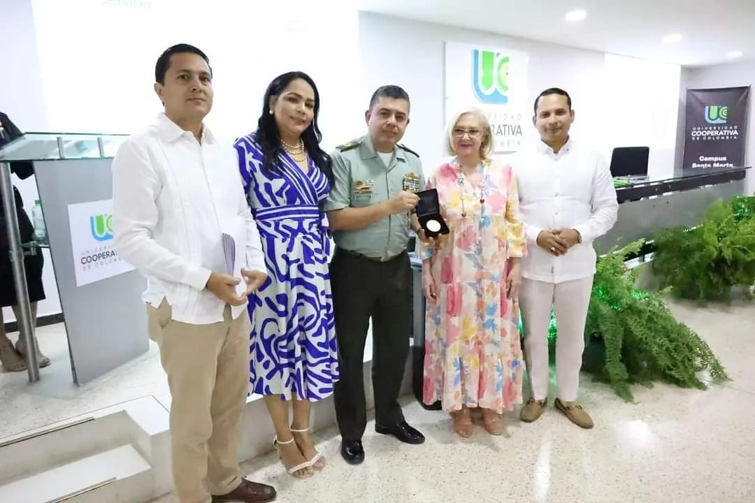 uccibaguespinal's tweet photo. En la UCC se vive un camino de éxito 🤩

Uno que ha recorrido el Cnel. Yasid Alberto Montaño,  #EgresadoUCC del campus El Espinal y quien fue exaltado al mérito por servicios durante la exaltación del campus Santa Marta 😄.

¡Felicidades al comandante de la Policía Metropolitana! https://t.co/WLfy2Z6WPz